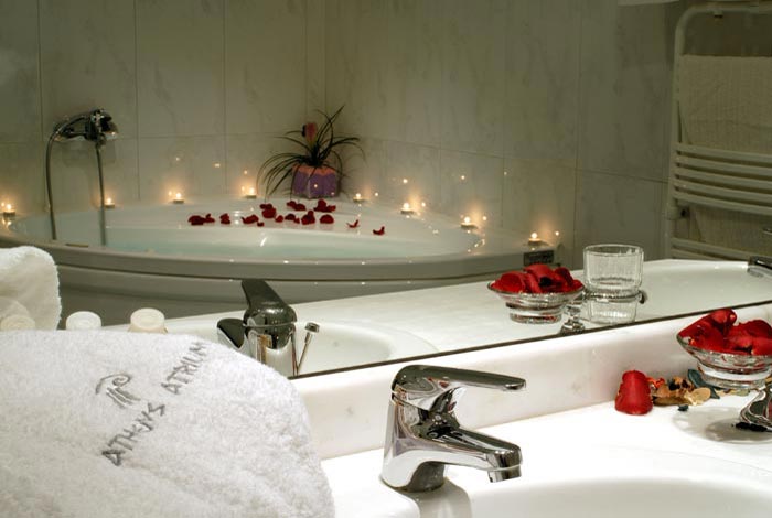 Picture of the confortable Bathroom of the Junior Suite. CLICK TO ENLARGE